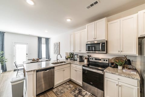 Modern Huntsville Townhome • Minutes to MidCity