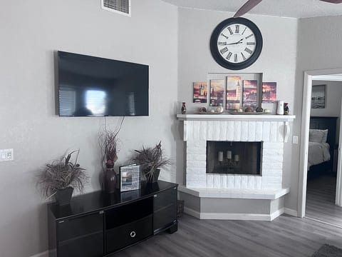 3 Master suites | POOL! | Close To Everything!