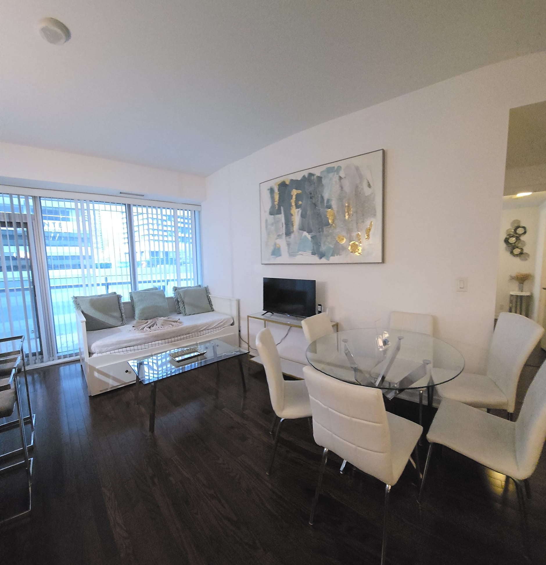 Stunning Large 3BR Downtown Oasis | Fits 8+ | Steps to CN Tower