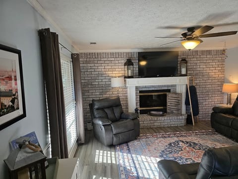 Spacious 4BR Home in Historic Pooler
