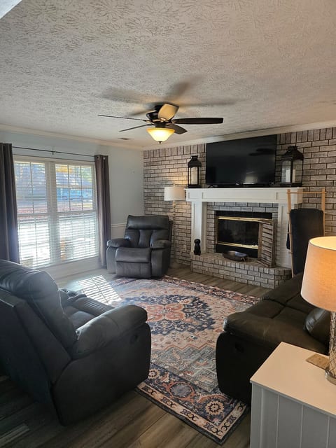 Spacious 4BR Home in Historic Pooler
