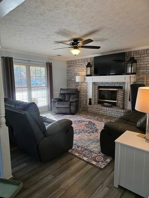 Spacious 4BR Home in Historic Pooler