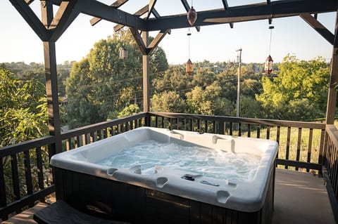 Large Family Home - Hot Tub, Gameroom, Dogs OK