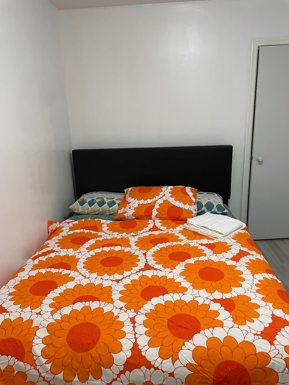 Queen bed - Room in the City image 1