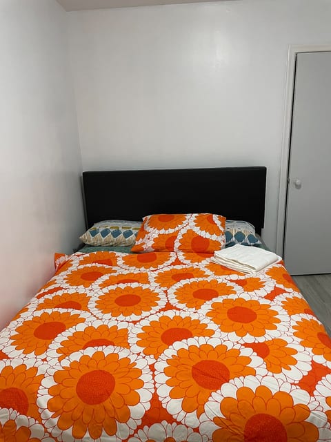 Queen bed - Room in the City image 1
