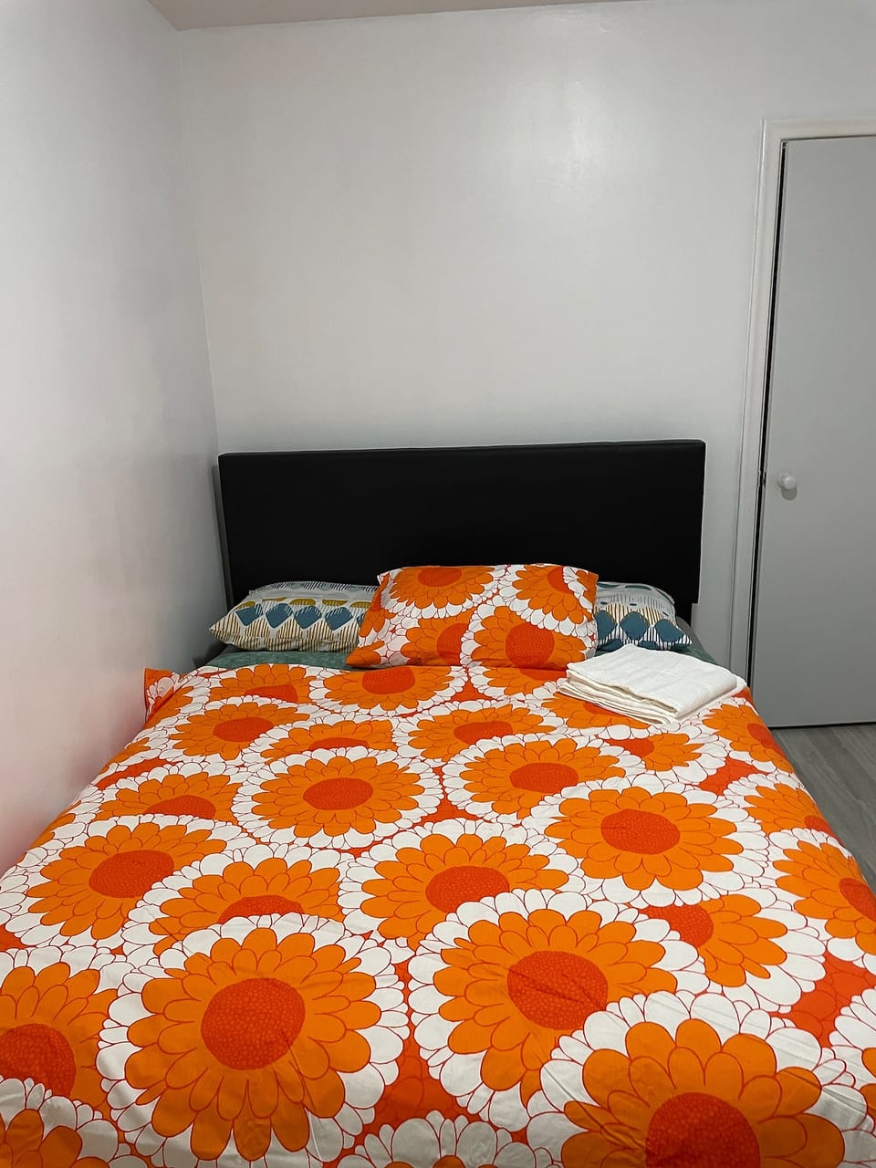Queen bed - Room in the City image 1