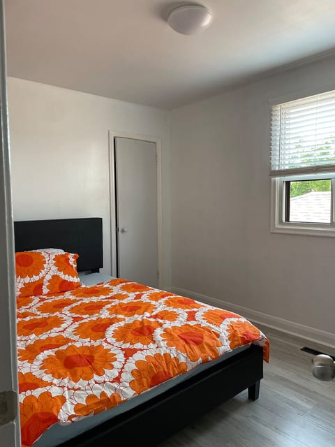 Queen bed - Room in the City image 5