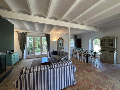Villa of the Cypresses – Pool & Garden – Château Barbebelle