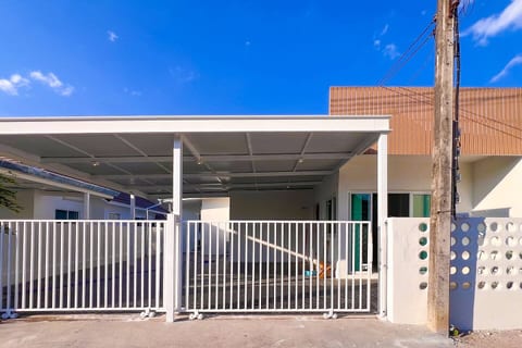 Minimal 2BR Townhome 1 near Nimman & MAYA