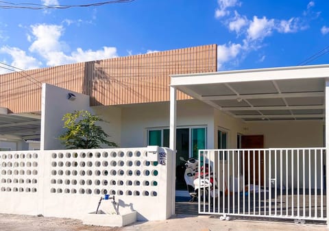 Minimal 2BR Townhome 2 near Nimman & MAYA