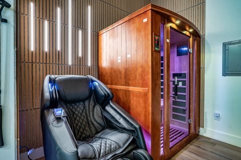 LUXE Cabin/Pool! Hot Tub! Sauna/Golf Sim & Theater