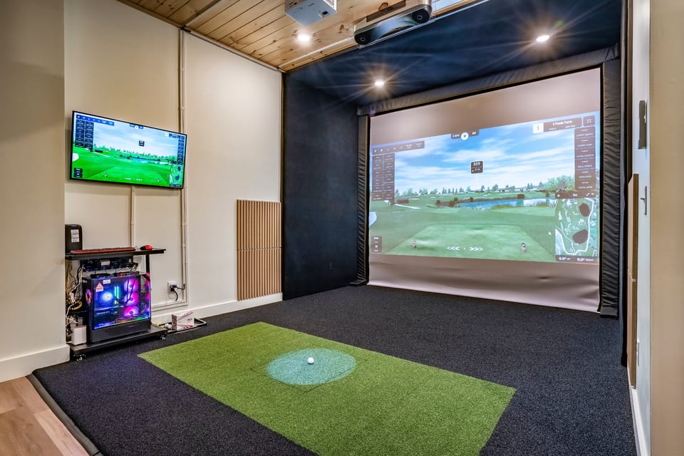 LUXE Cabin/Pool! Hot Tub! Sauna/Golf Sim & Theater - Sevierville