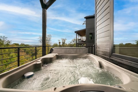 LUXE Cabin/Pool! Hot Tub! Sauna/Golf Sim & Theater