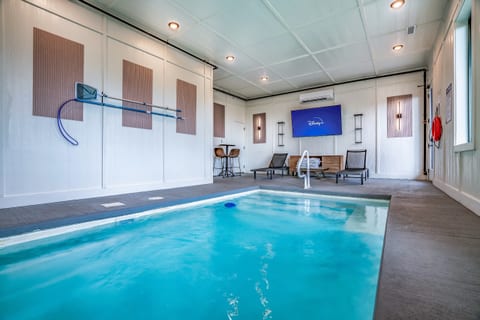 LUXE Cabin/Pool! Hot Tub! Sauna/Golf Sim & Theater
