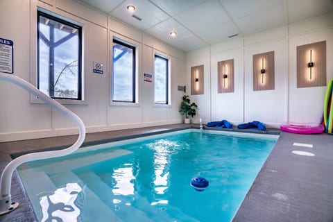 LUXE Cabin/Pool! Hot Tub! Sauna/Golf Sim & Theater