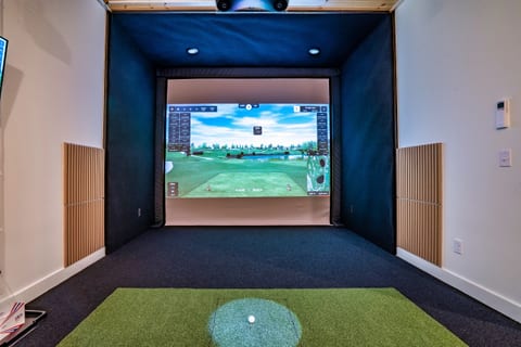 LUXE Cabin/Pool! Hot Tub! Sauna/Golf Sim & Theater
