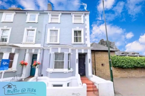 Cosy Studio | Walk to Bushy Park | Free Parking