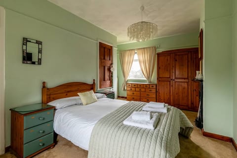 3-Bed House with Garden & Parking 15 min to Centre
