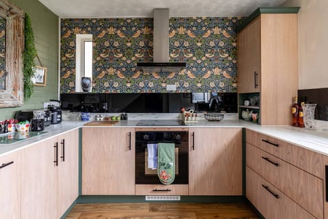 3-Bed House with Garden & Parking 15 min to Centre