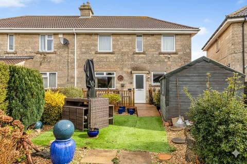3-Bed House with Garden & Parking 15 min to Centre