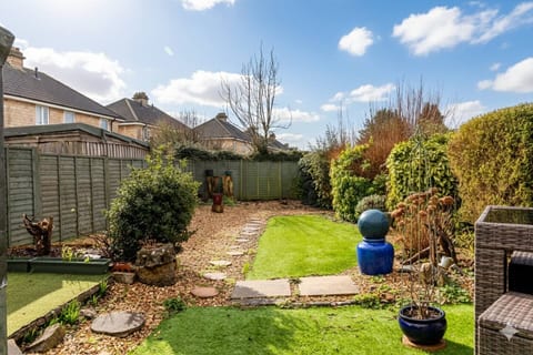 3-Bed House with Garden & Parking 15 min to Centre