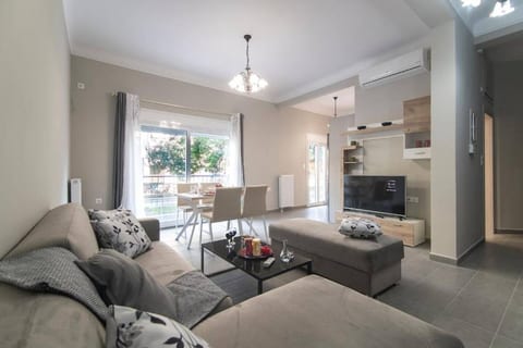 Nice Apt 2 bedroom downtown Petralona