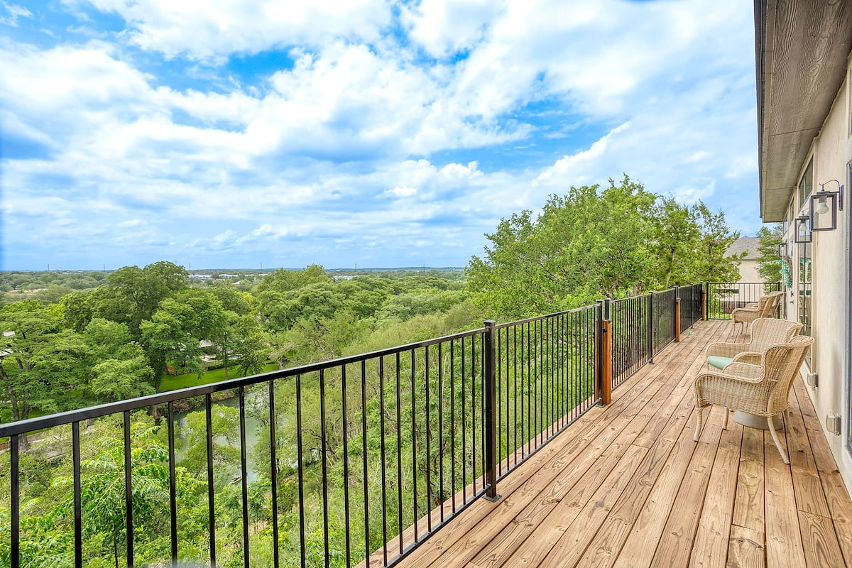 Scenic Balcony with Nature Views
Take in the serene views from comfortable outdoor seating overlooking the river—ideal for enjoying morning coffee, afternoon reading, or simply appreciating the natural beauty that surrounds you.