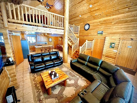 Discount | Fire Pit | Arcade | Hot Tub | 2-Car G.