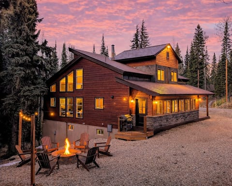 Built to entertain. Easy light gas firepit and grill right off the mudroom beside the kitchen!