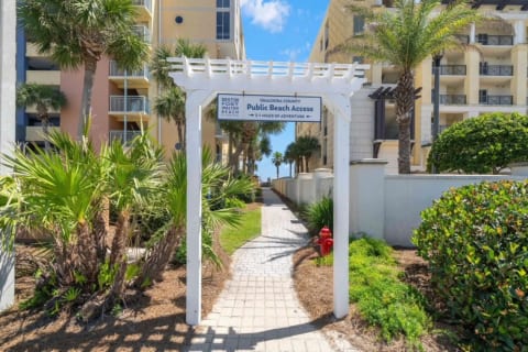 Gulfside Getaway• Steps to the Beach + Pool
