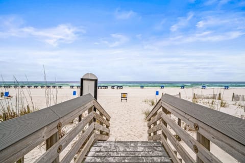 Gulfside Getaway• Steps to the Beach + Pool