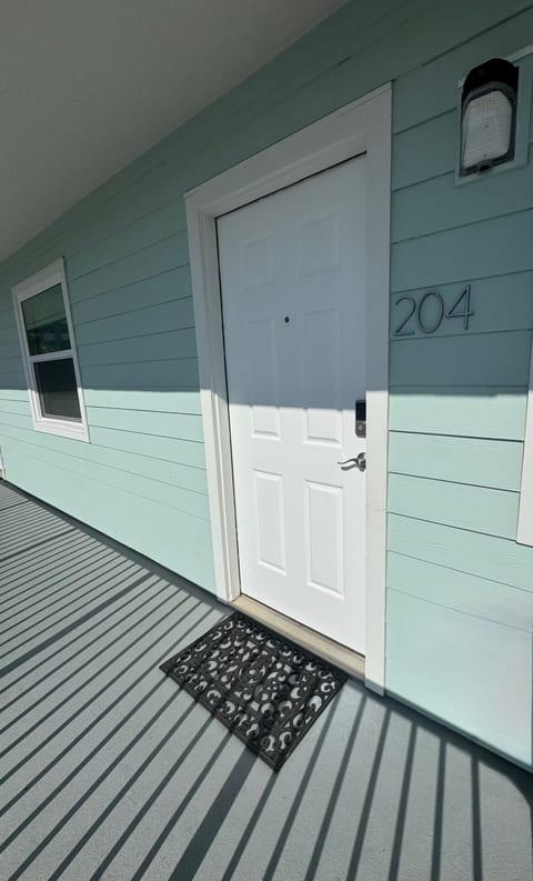 Gulfside Getaway• Steps to the Beach + Pool