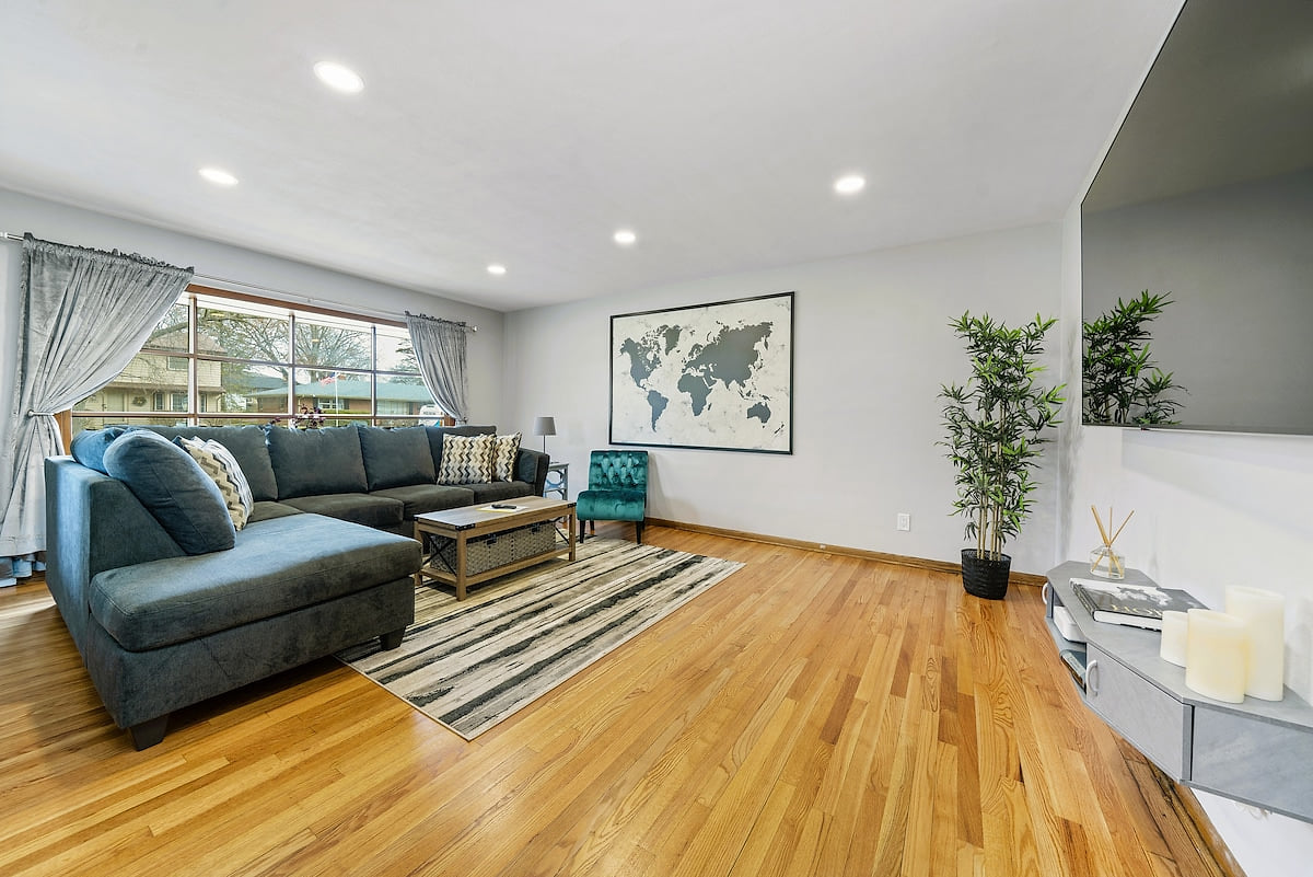 Beautifully home with 5 bedrooms image 1