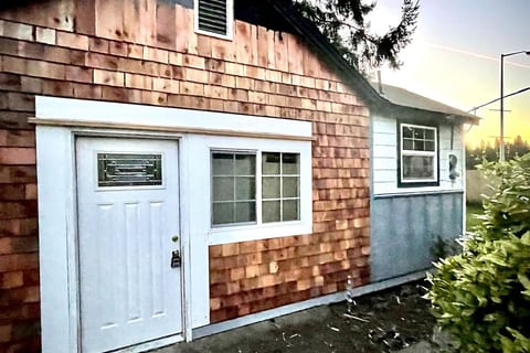 Cute 1 bedroom Farmhouse in Springfield, Oregon