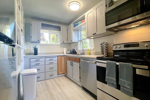 Cute 1 bedroom Farmhouse in Springfield, Oregon