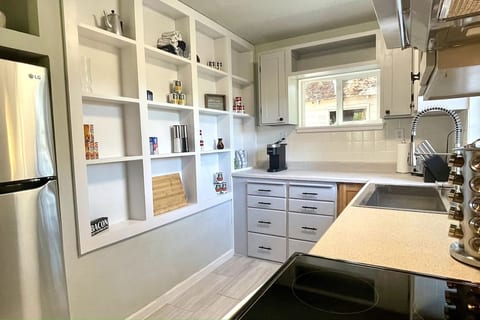 Cute 1 bedroom Farmhouse in Springfield, Oregon