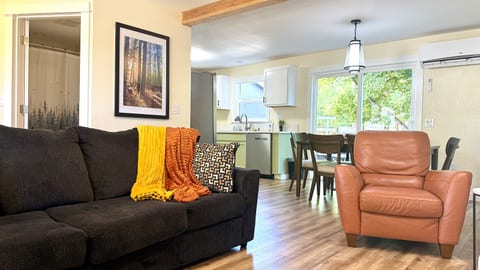 Eugene / Springfield Vacation Home 3 bedroom - 2 bath. Easy Access.