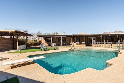 Beautiful Private Desert Retreat! Gorgeous! Hot Tub and Pool!