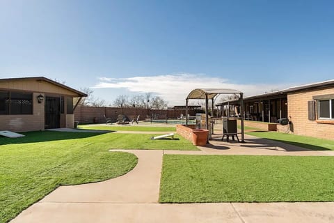 Beautiful Private Desert Retreat! Gorgeous! Hot Tub and Pool!