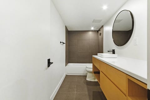 Large Clean & Modern Basement Apartment Near Aggie