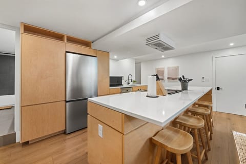 Large Clean & Modern Basement Apartment Near Aggie