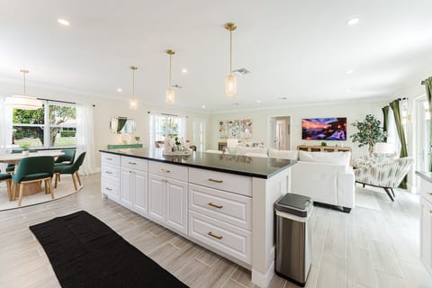 Fabulous 3 bedroom home with huge pool and garden image 4