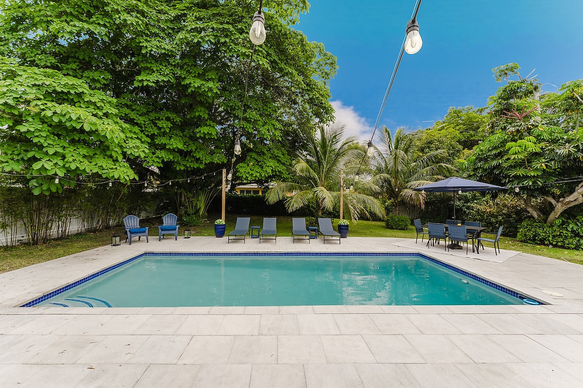 Fabulous 3 bedroom home with huge pool and garden image 1