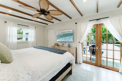 Fabulous 3 bedroom home with huge pool and garden image 5