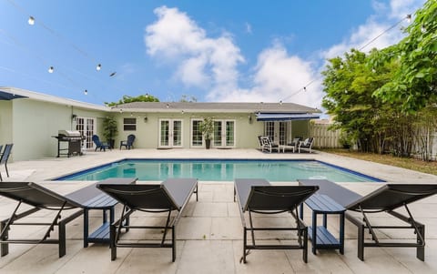Fabulous 3 bedroom home with huge pool and garden image 2