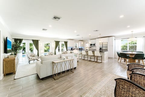 Fabulous 3 bedroom home with huge pool and garden image 3