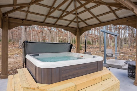 Hot, bubbly hot tub large enough for everyone!