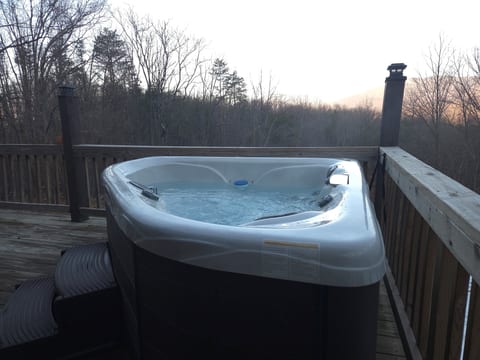 Relax in the hot tub on the spacious deck and take in the beauty of nature and the stunning views.
