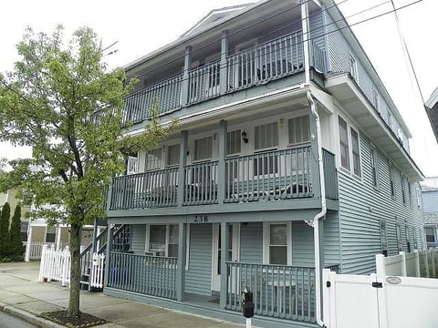 +10 Wildwood apt one block from beach & boardwalk! image 5