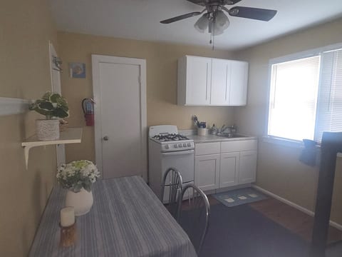 +10 Wildwood apt one block from beach & boardwalk! image 1
